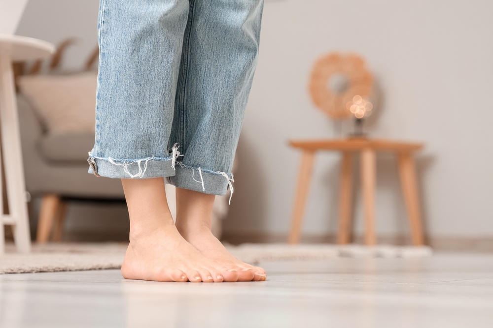 flat feet woman